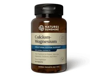 Las dietas modernas muy procesadas eliminan el magnesio de la mayoría de los alimentos ricos en magnesio, por lo cual es necesario tomar suplementos. Calcio, magnesio, combina estos dos nutrientes claves con la vitamina D, el zinc, el cobre, el boro, y el fósforo, todos procedentes de fuentes naturales. La fórmula incluye la base de Nature's Sunshine. Componentes: Calcio, Magnesio, Vitamina D, Zinc, Cobre, Boro, Fósforo.